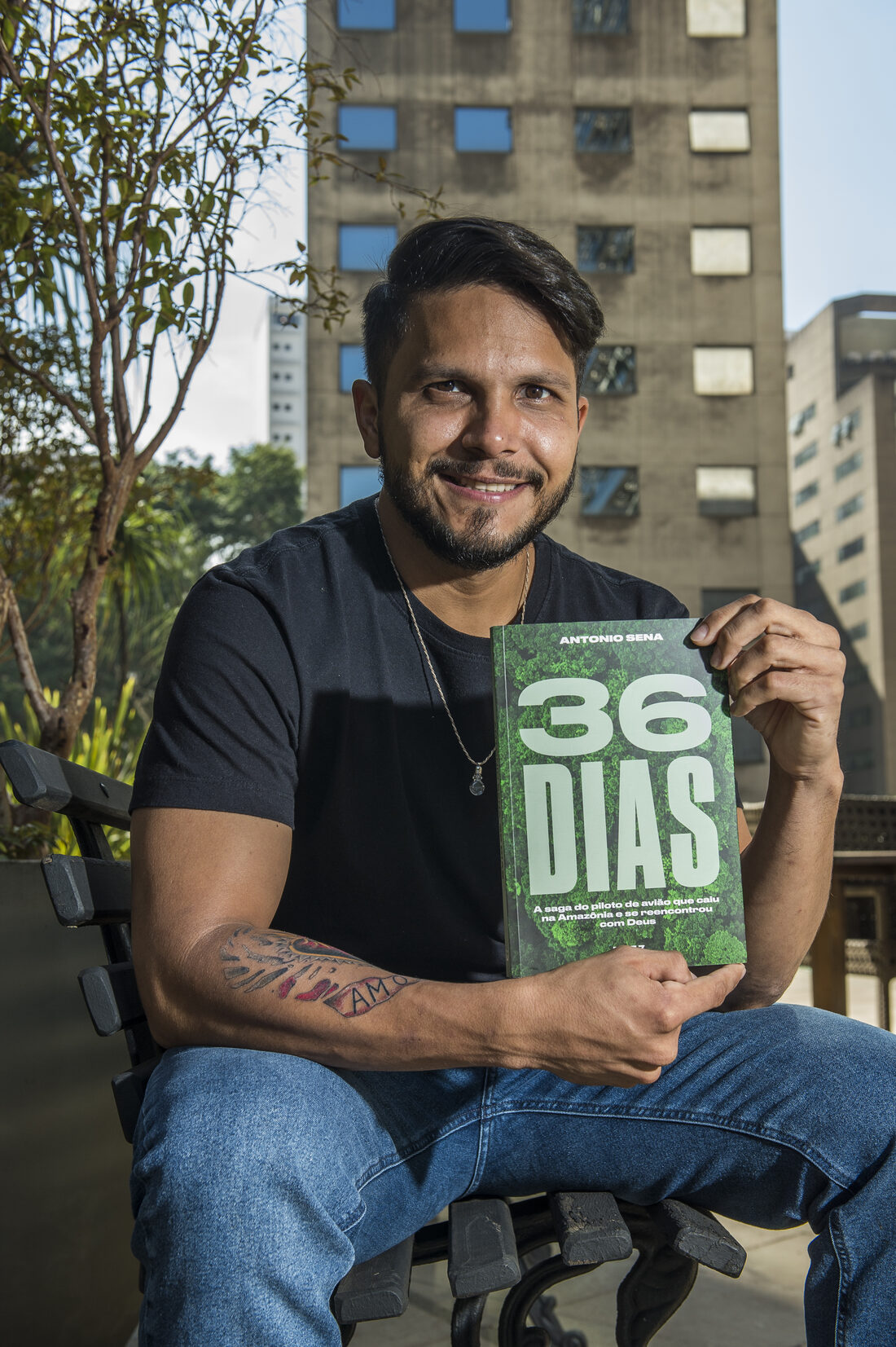 Antonio Sena segurando seu livro 36 Dias