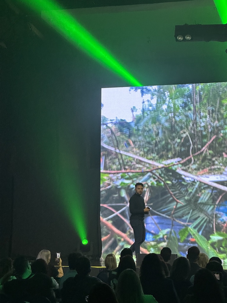 Antonio Sena no palco diante do público do Empreendedor 360