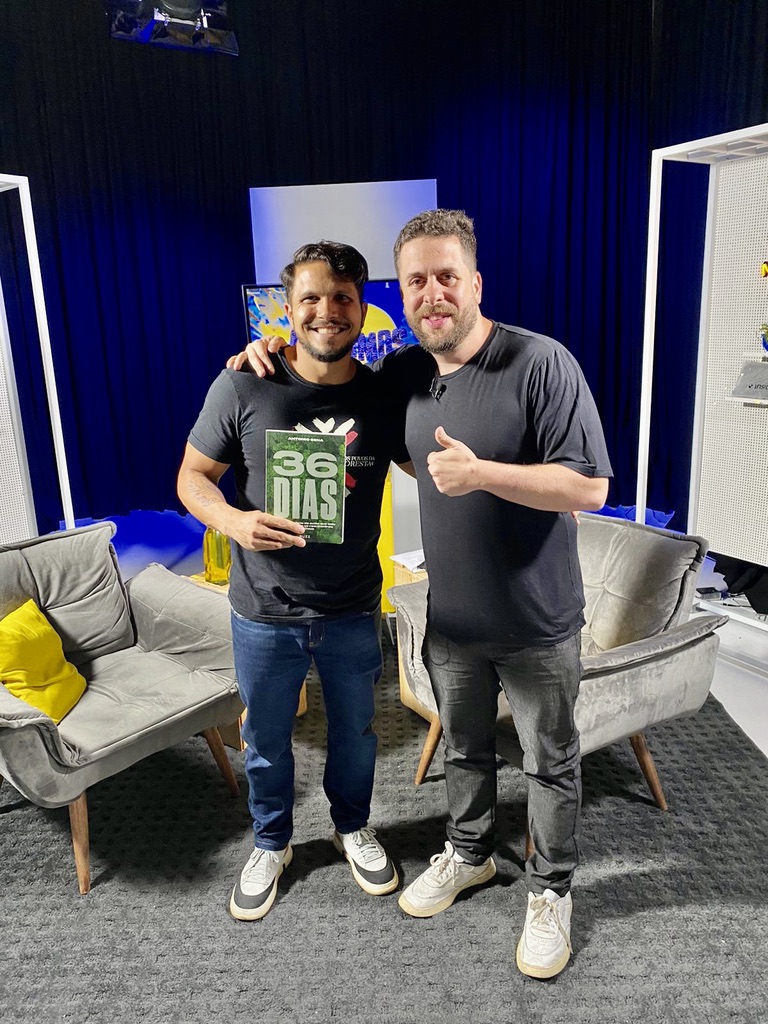 Registro de Antonio Sena em estúdio de podcast