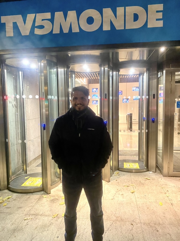 Antonio Sena em frente à TV5MONDE